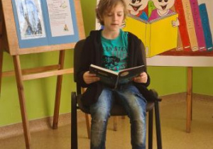 Jeremi Rogoziński z klasy 3c , który zajął I miejsce w konkursie czyta fragment baśni Andersena.